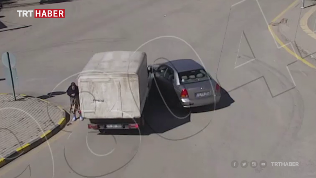 Yaşlı kadın kazadan kıl payı kurtuldu